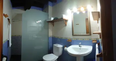 Un baño de El Canchal de la Gallina -Cafetería -Aparcamiento gratis - Jacuzzi - Piscina de agua caliente abierta desde el 28 de Marzo
