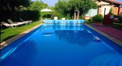 Piscina en o cerca de El Canchal de la Gallina -Cafetería -Aparcamiento gratis - Jacuzzi - Piscina de agua caliente abierta desde el 28 de Marzo