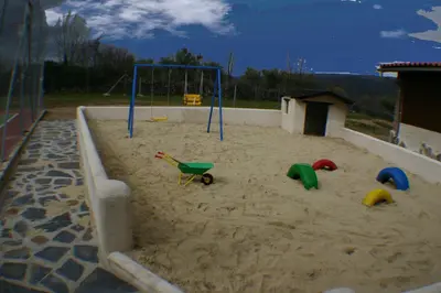 Zona de juegos infantil en El Canchal de la Gallina -Cafetería -Aparcamiento gratis - Jacuzzi - Piscina de agua caliente abierta desde el 28 de Marzo
