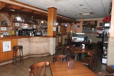 El salón o zona de bar de Casa Rural Monfragüe