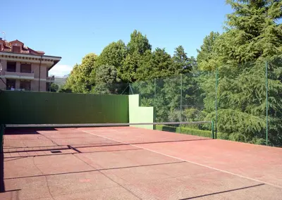 Instalaciones para jugar a tenis o squash en Apartamentos El Retiro del Mirador by RetiroRural o alrededores
