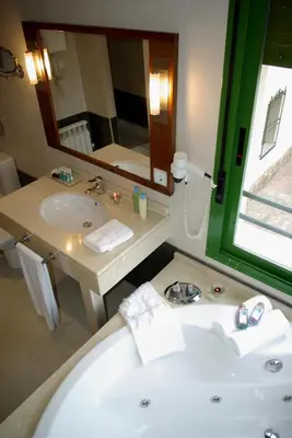 Un baño de Salugral Termal Resort