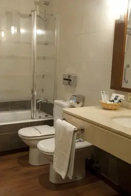 Un baño de Salugral Termal Resort