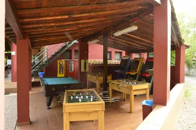 Instalaciones para jugar al ping pong en Camping El Pinajarro o alrededores