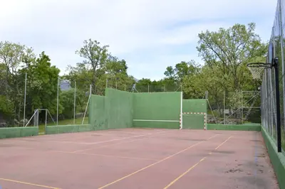 Instalaciones para jugar a tenis o squash en Camping El Pinajarro o alrededores