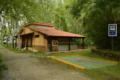 Edificio en el que se encuentra el camping