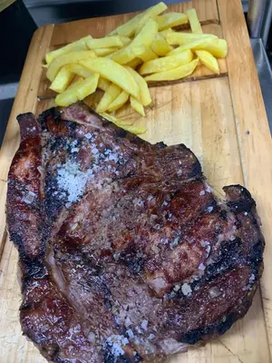 Comida en o cerca de este hotel