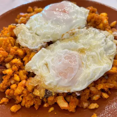 Comida en o cerca de este hotel