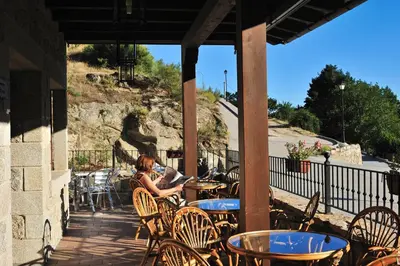 Un restaurante o sitio para comer en Hotel Rural y Restaurante, Rinconcito de Gredos