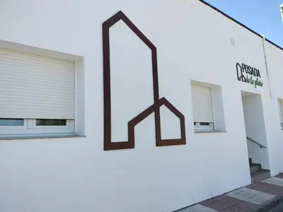 Edificio en el que se encuentra el hostal o pensión