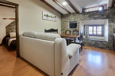 Una televisión o centro de entretenimiento en Apartamentos La Solana de Monfragüe