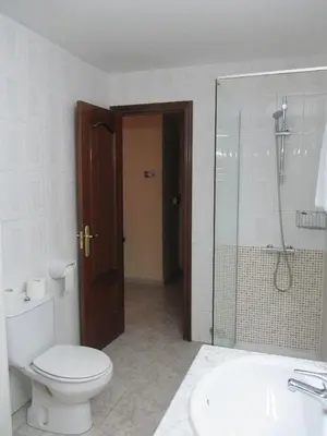 Un baño de Hotel Perales