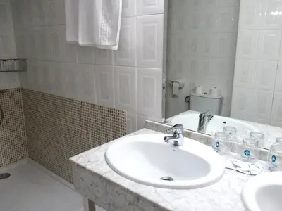 Un baño de Hotel Perales