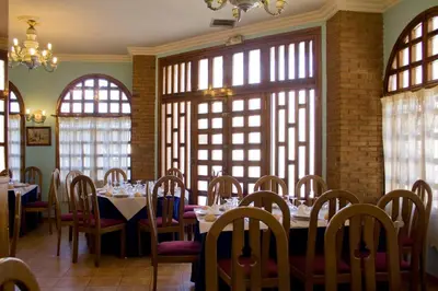 Un restaurante o sitio para comer en Hotel Perales