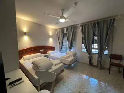 Cama o camas de una habitación en Hostal la Embajada