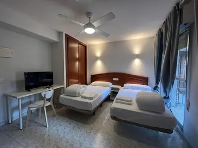 Una televisión o centro de entretenimiento en Hostal la Embajada