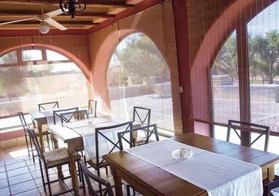 Un restaurante o sitio para comer en Casa Rural La Torrecilla con PISCINA PRIVADA