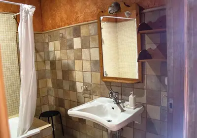 Un baño de Casa Rural La Torrecilla con PISCINA PRIVADA