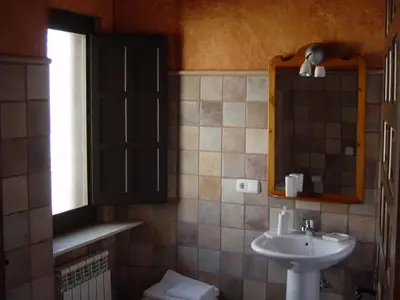 Un baño de Casa Rural La Torrecilla con PISCINA PRIVADA