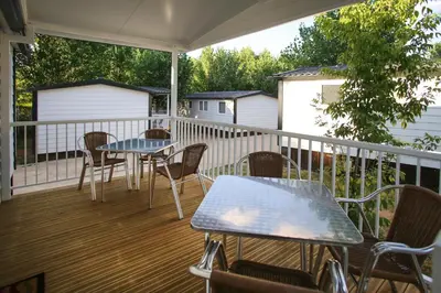 Un balcón o terraza de Bungalows y Mobil Homes Camping Regio