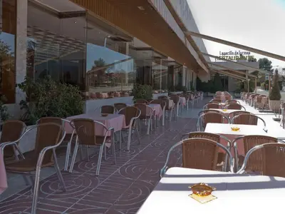 Un restaurante o sitio para comer en Bungalows y Mobil Homes Camping Regio