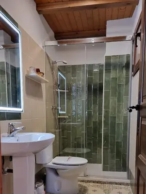Un baño de Apartamentos Rurales La Platea