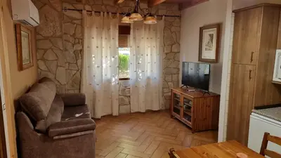 Una televisión o centro de entretenimiento en Apartamentos Rurales La Platea