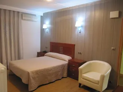 Cama o camas de una habitación en Hotel Corona de Castilla