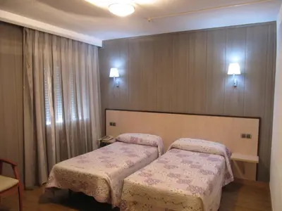 Cama o camas de una habitación en Hotel Corona de Castilla