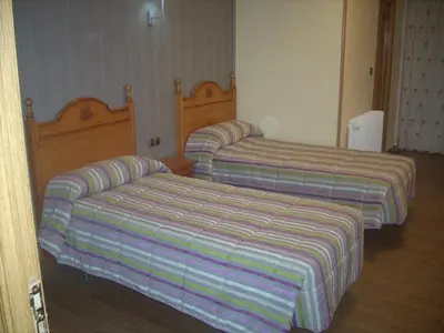 Cama o camas de una habitación en Hotel Corona de Castilla