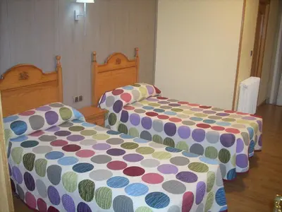 Cama o camas de una habitación en Hotel Corona de Castilla