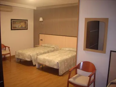 Cama o camas de una habitación en Hotel Corona de Castilla
