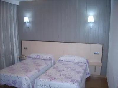 Cama o camas de una habitación en Hotel Corona de Castilla