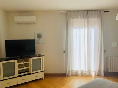 Una televisión o centro de entretenimiento en Aticos La Aliseda by Valdesierra
