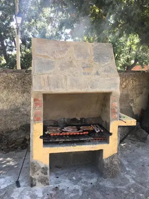 Barbacoa disponible para clientes en el chalet de montaña