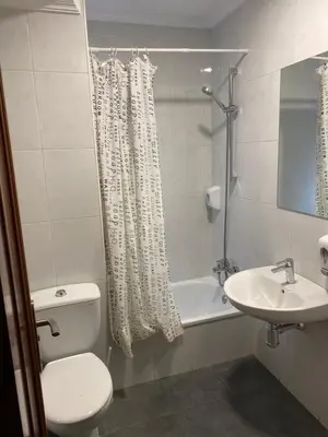 Un baño de Hostal Uría