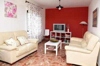 Una televisión o centro de entretenimiento en La Hojarasca