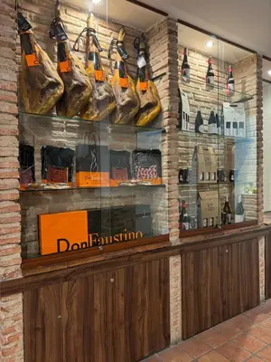 El salón o zona de bar de Hospedium Hotel La Fuente