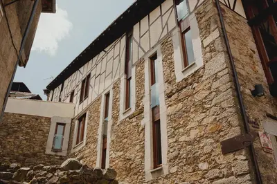 Edificio en el que se encuentra el hostal o pensión