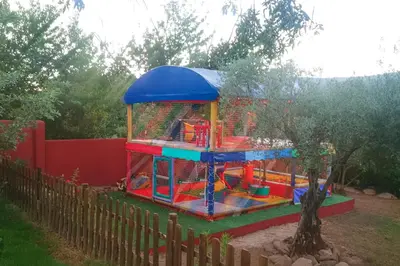 Zona de juegos infantil en Aldea Vetonia Alojamientos con Encanto Parque de Mascotas-NO SE ACEPTAN EN JULIO Y AGOSTO- Varias zonas infantiles y deportivas 