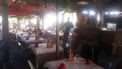 Un restaurante o sitio para comer en LA COCHERA
