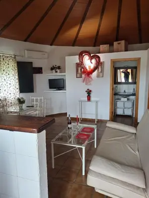 Una cocina o zona de cocina en Los Chozos de la Roca