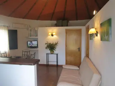 Una televisión o centro de entretenimiento en Los Chozos de la Roca