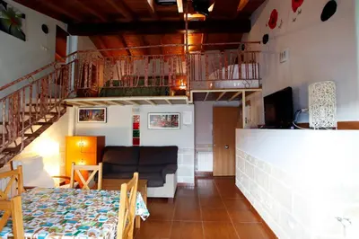 Una televisión o centro de entretenimiento en Apartamentos Hervasypunto