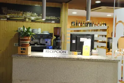 Certificado, premio, señal o documento que está expuesto en Hotel Alegría