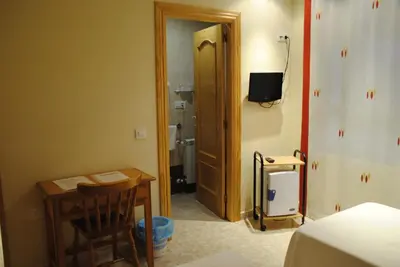 Una televisión o centro de entretenimiento en Hotel Alegría