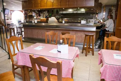 Un restaurante o sitio para comer en Hostal El Rincón