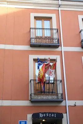 Edificio en el que se encuentra el hostal o pensión