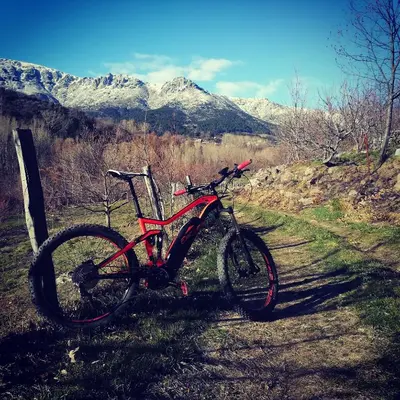 Montar en bicicleta en Asomadilla by #cherrygredos o alrededores