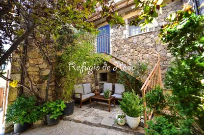 Jardín al aire libre en Casa Rural Refugio de Heda